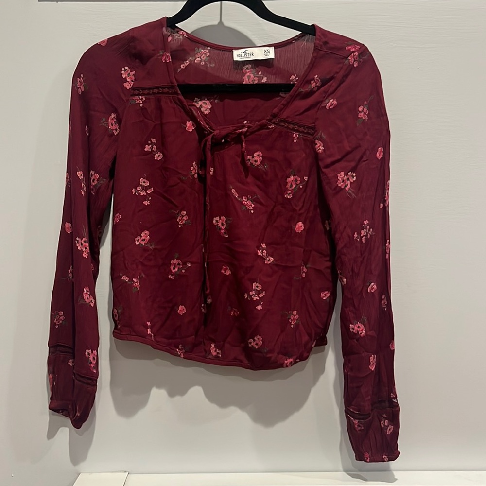 Long sleeve hollister top with flower details